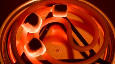 Alev alev yanan kırmızı-Hindistan cevizi kömür