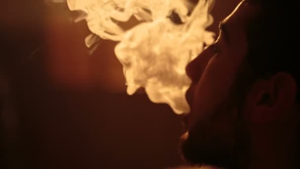 El hombre exhala humo — Vídeos de Stock