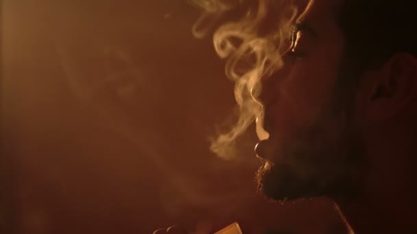 Homem respira fumaça — Vídeo de Stock
