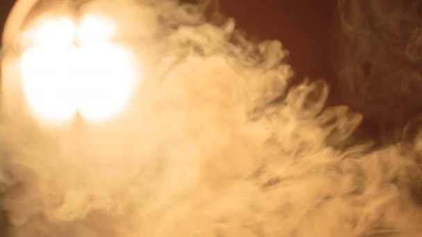 fumée dans les rayons du soleil chaud et lumineux 