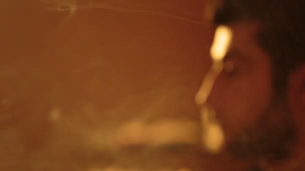 Человек выдыхает дым — стоковое видео