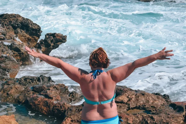 Gestreckte Hände am Strand — Stockfoto