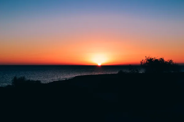 Großer Sonnenuntergang auf See — Stockfoto