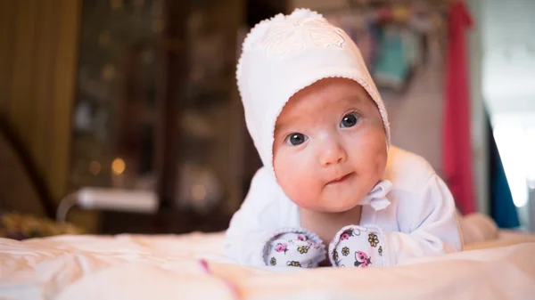 Baby learns to hold his head — Stock Photo, Image