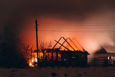 Geceleri bir ahşap evde yangın