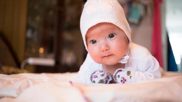 Baby learns to hold his head — Stock Photo, Image