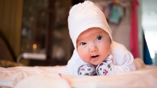 Bebê aprende a segurar a cabeça — Fotografia de Stock