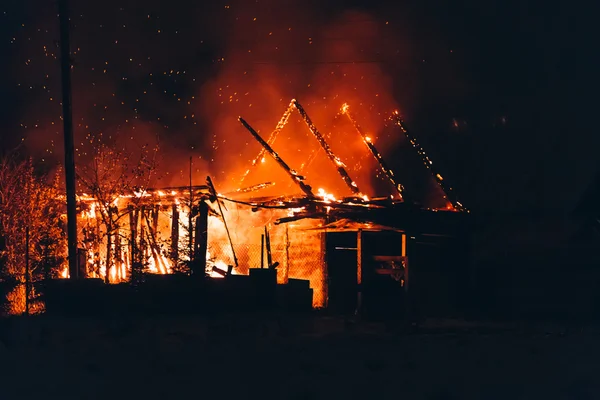夜の木造住宅を火災します。 — ストック写真