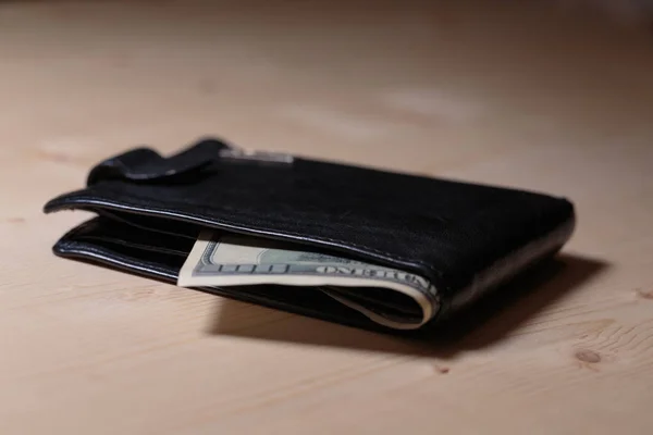 Χρήματα που έρχεται σε ένα πορτοφόλι — Φωτογραφία Αρχείου