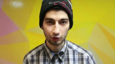 Kamerada bir röportaj veren genç yakışıklı adam