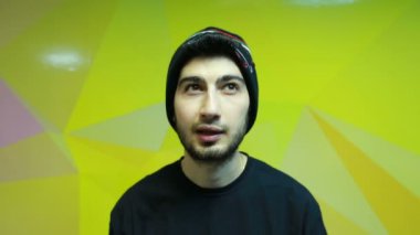 Kamerada bir röportaj veren genç yakışıklı adam