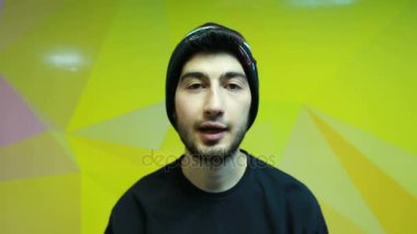 Kamerada bir röportaj veren genç yakışıklı adam