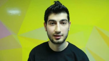 Kamerada bir röportaj veren genç yakışıklı adam