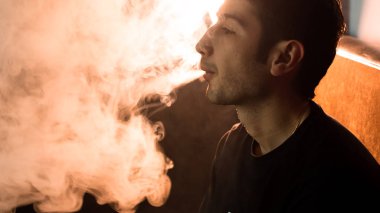 adam sigara nargile