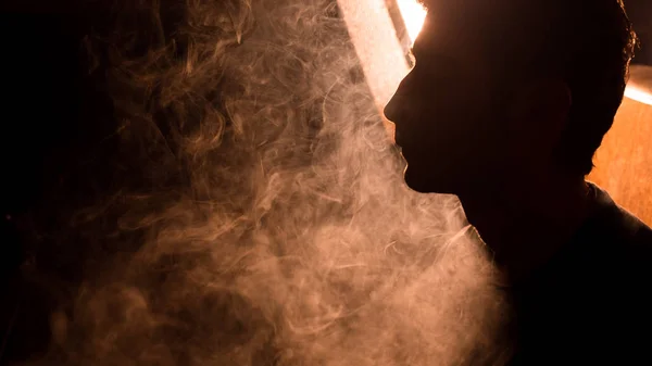 ผู้ชายสูบบุหรี่ hookah — ภาพถ่ายสต็อก