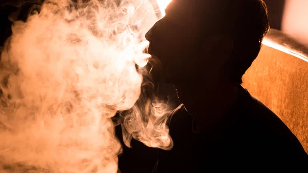 Homem fumando narguilé — Fotografia de Stock