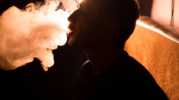 Mann raucht Wasserpfeife — Stockfoto