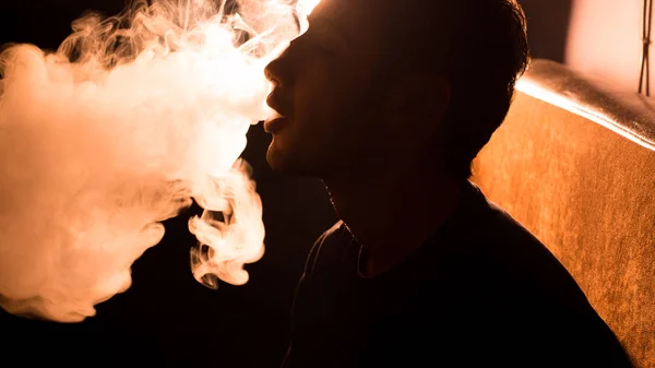 Man smoking hookah — Stock Photo, Image