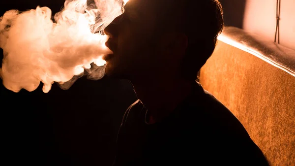 Людина курити кальян — стокове фото