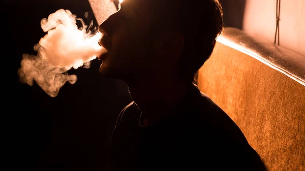 Adam sigara nargile — Stok fotoğraf