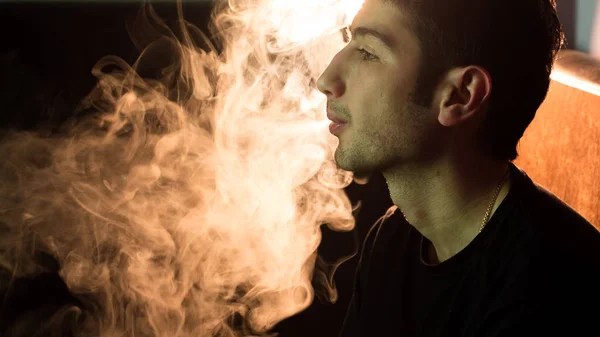 Homem fumando narguilé — Fotografia de Stock