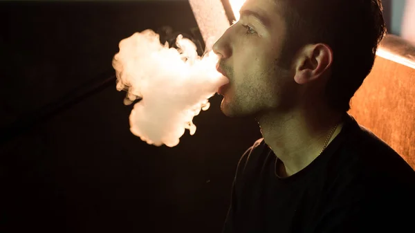 Man smoking hookah — Stock Photo, Image