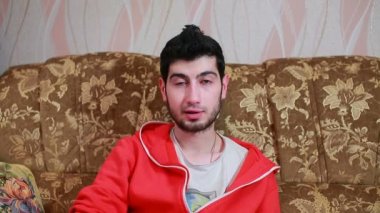 Kamerada bir röportaj veren genç yakışıklı adam