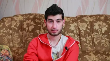 Kamerada bir röportaj veren genç yakışıklı adam