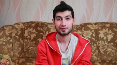 Kamerada bir röportaj veren genç yakışıklı adam