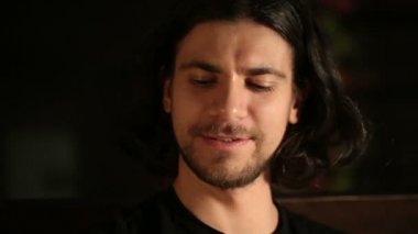 genç yakışıklı bir şapka ile