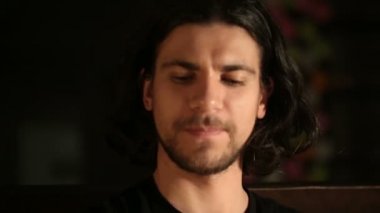 genç yakışıklı bir şapka ile