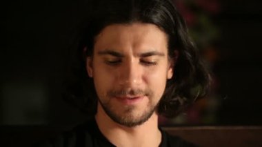 genç yakışıklı bir şapka ile