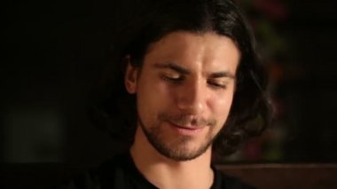 genç yakışıklı bir şapka ile