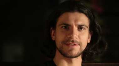 genç yakışıklı bir şapka ile