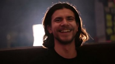 Genç yakışıklı çocuk having fun fotoğraf makinesinde çevresinde barışçı