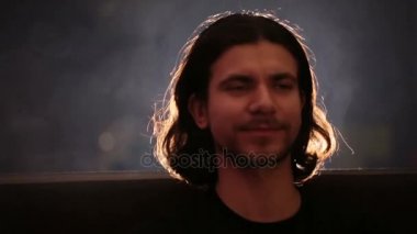 Bir barda oturan genç yakışıklı adam