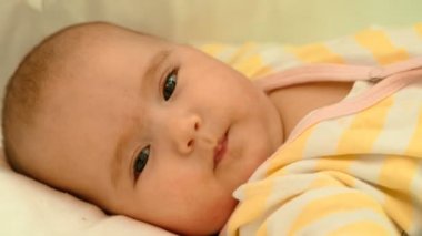 Yatakta dinleniyor şirin bebek