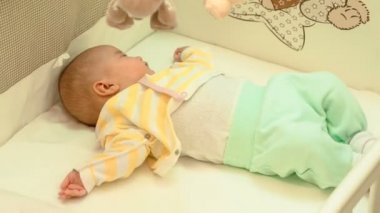 Küçük şirin yeni doğan bebek onun karyolası dinleniyor