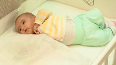 Küçük şirin yeni doğan bebek onun karyolası dinleniyor