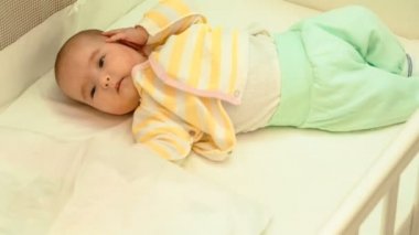 Küçük şirin yeni doğan bebek onun karyolası dinleniyor