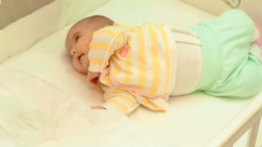 Küçük şirin yeni doğan bebek onun karyolası dinleniyor