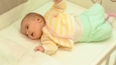 Küçük şirin yeni doğan bebek onun karyolası dinleniyor