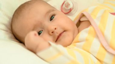 küçük yeni doğan bebek şirin ve onun karyolası gülümseyen