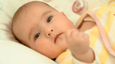 küçük şirin yeni doğan bebek onun karyolası yalan
