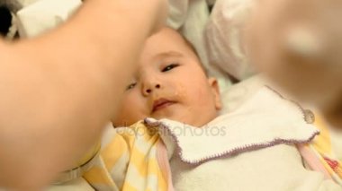 Özet akışları bir kaşıkla ona şirin yeni doğan bebek püresi kabak, anne.