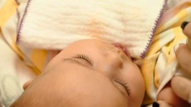 Özet akışları bir kaşıkla ona şirin yeni doğan bebek püresi kabak, anne.