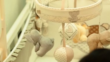 Özet akışları bir kaşıkla ona şirin yeni doğan bebek püresi kabak, anne.