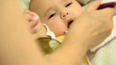 Özet akışları bir kaşıkla ona şirin yeni doğan bebek püresi kabak, anne.