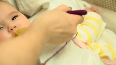 Özet akışları bir kaşıkla ona şirin yeni doğan bebek püresi kabak, anne.