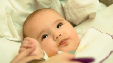 Özet akışları bir kaşıkla ona şirin yeni doğan bebek püresi kabak, anne.